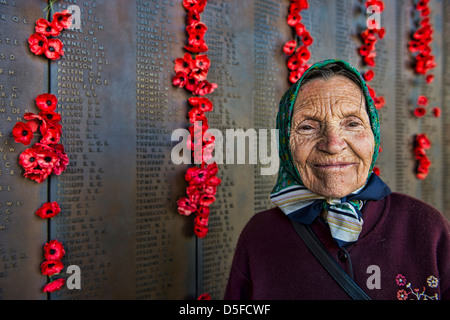 Guerra Eldery vedova ricorda il marito presso la War Memorial a Canberra, Australia Foto Stock