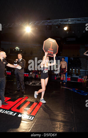 Roma, Italia. Il 30 marzo, 2013. Presso il Palazzo dello Sport di viale Tiziano fenomeni di Mixed Martial Arts fighted nel 'Cage' dando adrenalina pura per gli spettatori. La natura spettacolare di questo evento risiede nella combinazione di diverse discipline che si riuniscono in una singola partita, che avviene all'interno di una gabbia di 9 metri. Nulla è vietato. È stato di gran lunga il più interessante mostrare sulla scena nazionale. Molto evidenziato il confronto tra il brasiliano Fabricio Nascimento contro Marco Santi finita con la vittoria di Marco Santi - Marzo 30, 2013 a Roma. Foto Stock