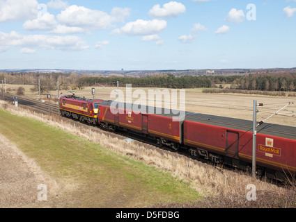 Royal Mail teste treno verso nord sulla ECML attraverso Plawsworth North East England Regno Unito Foto Stock