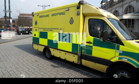 Un NHS ambulanza parcheggiata fuori Cardiff Central Railway stazione ferroviaria Wales UK KATHY DEWITT Foto Stock