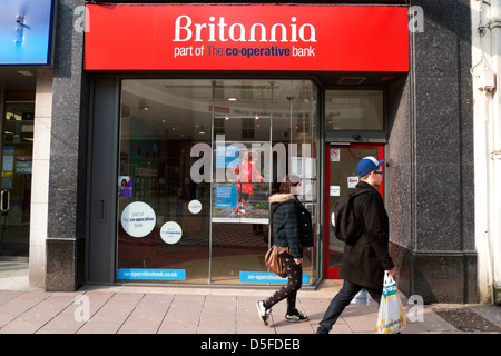 La gente camminare passato Britannia building society Queen Street Cardiff South Wales UK Foto Stock