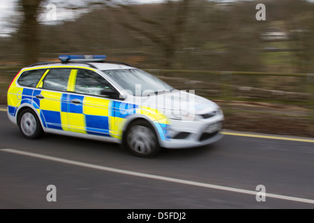 Un movimento immagine sfocata del british Ford Focus auto della polizia. Foto Stock
