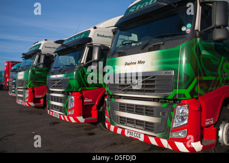 Volvo FH FM logistica trasporti Eddie Stobart HGV parcheggiato fino alla stazione di servizio in Carnorth, Lancashire, Regno Unito Foto Stock