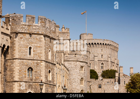 Inghilterra, Berkshire, Windsor, Castello con royal flying standard che mostra la Monarch è in residence Foto Stock