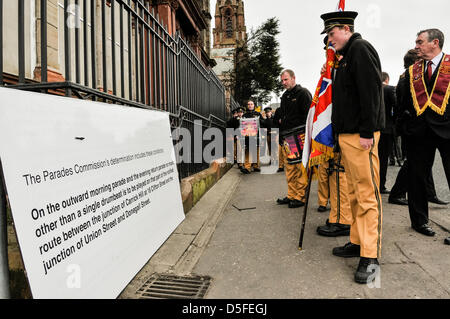 Belfast, Irlanda del Nord. Il 1 aprile 2013. I membri della band di leggere un segno posto dalla polizia al di fuori di una Sala Arancio attenzione circa le restrizioni che sono state collocate su di loro parade. Stephen credito Barnes / Alamy Live News Foto Stock