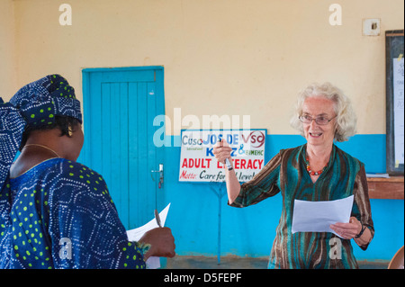 Insegnante canadese facendo educazione degli adulti in Camerun in Africa Foto Stock