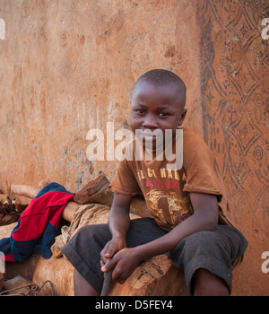 Ragazzo giovane nei pressi di Bamenda Camerun sorridente in telecamera Foto Stock