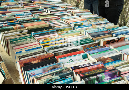 Molti libri olandese sul bookmarket in tinte su Marzo 30 Foto Stock