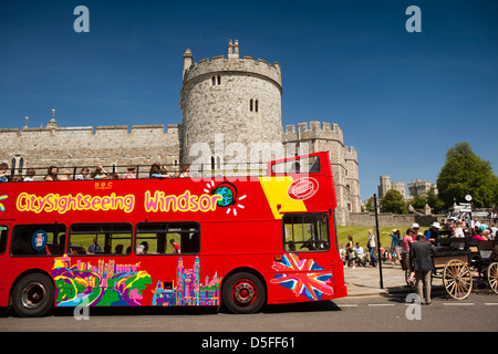 Inghilterra, Berkshire, Windsor, aprire sormontato sightseeing bus fuori il castello Foto Stock