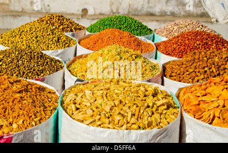 Diverse spezie colorate e il cibo in street market, India Foto Stock