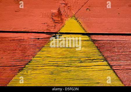 Il vecchio di legno verniciato porta sullo sfondo di dettaglio e texture Foto Stock