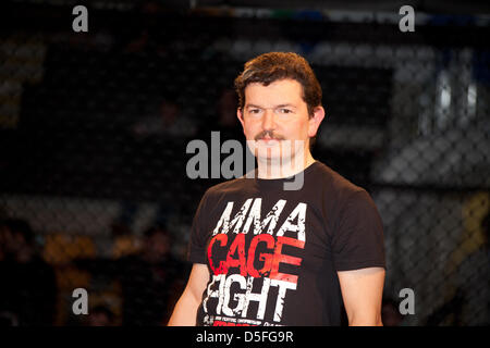 Roma, Italia. Il 30 marzo, 2013. Presso il Palazzo dello Sport di viale Tiziano fenomeni di Mixed Martial Arts fighted nel 'Cage' dando adrenalina pura per gli spettatori. La natura spettacolare di questo evento risiede nella combinazione di diverse discipline che si riuniscono in una singola partita, che avviene all'interno di una gabbia di 9 metri. Nulla è vietato. È stato di gran lunga il più interessante mostrare sulla scena nazionale. Molto evidenziato il confronto tra il brasiliano Fabricio Nascimento contro Marco Santi finita con la vittoria di Marco Santi - Marzo 30, 2013 a Roma. Foto Stock