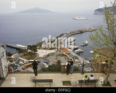 Italia Campania Sorrento Marina Piccola Porto Vista dal club stranieri Foto Stock