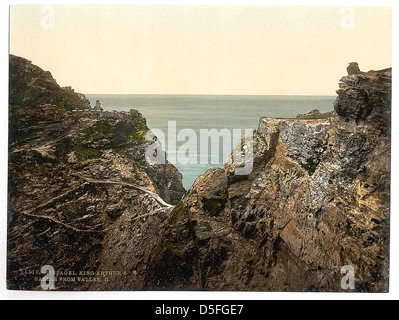 Una vista del castello di Tintagel in Cornovaglia, Inghilterra, tradizionalmente legato alla leggenda di re Artù. Questa fotografia mostra il castello dalla valle sottostante, catturando la sua spettacolare posizione costiera. Foto Stock