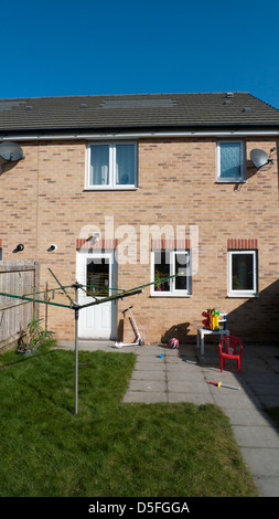 Giardino sul retro di un edificio di nuova costruzione casa su un terrazzamento di alloggiamento in sviluppo a Llanishen Cardiff South Wales UK Foto Stock