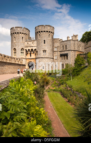 Inghilterra, Berkshire, il Castello di Windsor, Medio Ward, Norman Gate e torre rotonda Garden Foto Stock