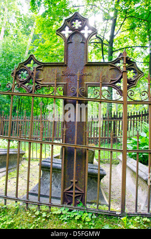 Vecchie e arrugginite croce di metallo nel cimitero storico Foto Stock