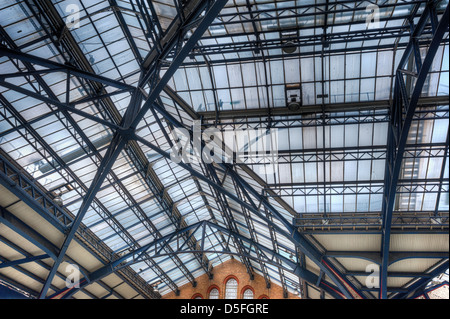 Intricato ghisa smaltata ingegneria Vittoriano e dettaglio del tetto a Liverpool street station con concourse sotto Foto Stock
