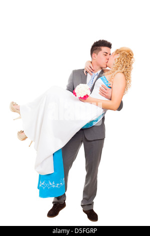 Appena sposato sposi in amore kissing, isolato su sfondo bianco Foto Stock