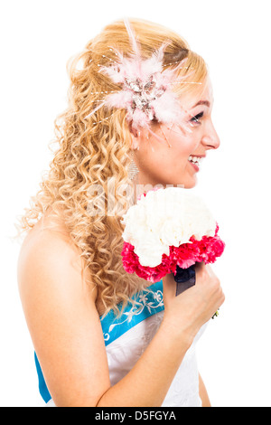 Vista di profilo di bella sposa sorridente con bouquet di nozze, isolato su sfondo bianco Foto Stock
