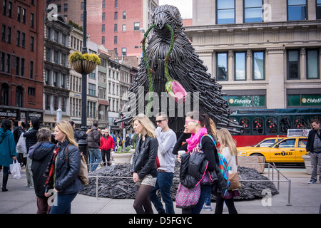 "Bird" 2012 dell'artista Ryman è visto in mostra a Madison Square di New York Foto Stock