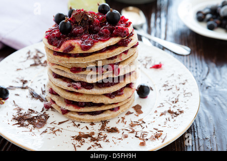 Puff-berry dessert con cioccolato grattugiato, primo piano Foto Stock
