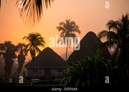 Atmosfera mattutina a Villa Guama, piccolo hotel progettato per assomigliare ad un villaggio indiano su palafitte in acqua vicino a Boca de Guama, Foto Stock