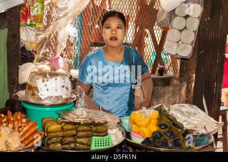 Donna vendita alimentari, Bogyoke Aung San Market, noto anche come H G Scott Mercato, Yangon (Rangoon), Myanmar (Birmania) Foto Stock