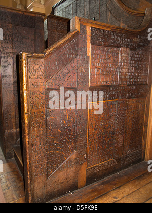 Inghilterra, Berkshire, Eton College, scuola superiore, nomi scolpiti in legno rialzata dell insegnante dias Foto Stock