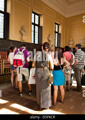 Inghilterra, Berkshire, Eton College, scuola superiore, gruppo di visitatori sul tour guidato Foto Stock