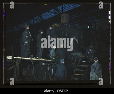 Lavorando su una locomotiva di 40th Street shop della C & NW RR, Chicago, Ill. (LOC) Foto Stock