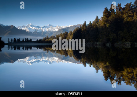 Il lago Matheson su una bella mattina ancora con Mt Cook e Mt Tasman. Isola del Sud, Nuova Zelanda. Foto Stock