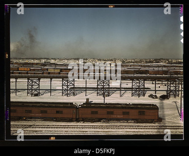 Guardando verso il Chicago e il Northwestern Railroad Classification yard. Il trespolo va dalla casa di ghiaccio al cortile. Le vecchie auto in primo piano sono usate come alloggi per alcuni operai di cantiere e l'aiuto itinerante. La città di Melrose Park è nelle retrocie Foto Stock