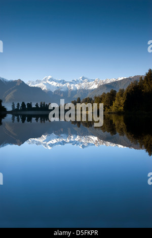 Il lago Matheson su una bella mattina ancora con Mt Cook e Mt Tasman. Isola del Sud, Nuova Zelanda. Foto Stock