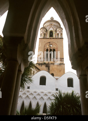 Italia Campania Costiera Amalfitana Amalfi Cattedrale Chiostro del Paradiso vista verso la torre campanaria Foto Stock