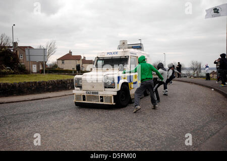 Londonderry, Regno Unito. Il 1 aprile, 2013. I giovani di attaccare un PSNI Landrover a 32 County sovranità (32 CSM) commemorazione per contrassegnare il 97º anniversario del 1916 Pasqua in aumento. Credito: George Sweeney/Alamy Live News Foto Stock