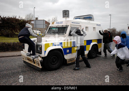 Londonderry, Regno Unito. Il 1 aprile, 2013. I giovani di attaccare un PSNI Landrover a 32 County sovranità (32 CSM) commemorazione per contrassegnare il 97º anniversario del 1916 Pasqua in aumento. Credito: George Sweeney/Alamy Live News Foto Stock