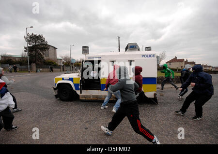 Londonderry, Regno Unito. Il 1 aprile, 2013. I giovani di attaccare un PSNI Landrover a 32 County sovranità (32 CSM) commemorazione per contrassegnare il 97º anniversario del 1916 Pasqua in aumento. Credito: George Sweeney/Alamy Live News Foto Stock