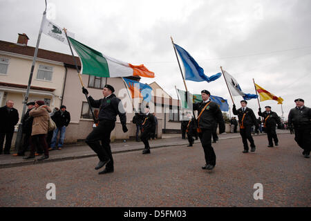 Londonderry, Regno Unito. Il 1 aprile, 2013. Una festa di colore conduce un dissidente repubblicano 32 County sovranità movimento (32 CSM) marzo per commemorare il 97º anniversario del 1916 Pasqua in aumento. Credito: George Sweeney/Alamy Live News Foto Stock