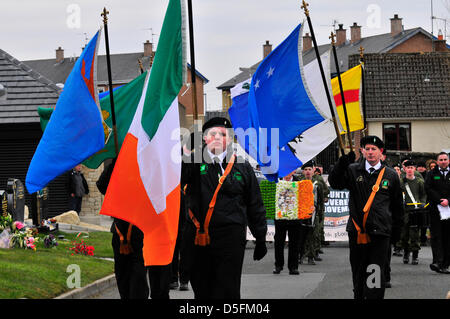 Londonderry, Regno Unito. Il 1 aprile, 2013. Una festa di colore conduce un dissidente repubblicano 32 County sovranità movimento (32 CSM) marzo per commemorare il 97º anniversario del 1916 Pasqua in aumento. Credito: George Sweeney/Alamy Live News Foto Stock