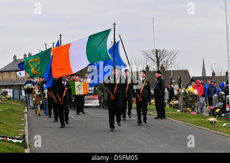 Londonderry, Regno Unito. Il 1 aprile, 2013. Una festa di colore conduce un dissidente repubblicano 32 County sovranità movimento (32 CSM) marzo per commemorare il 97º anniversario del 1916 Pasqua in aumento. Credito: George Sweeney/Alamy Live News Foto Stock