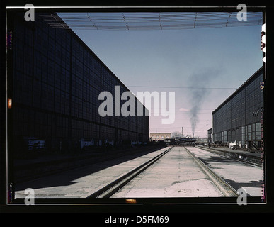 Un motore completamente revisionato sul tavolo di trasferimento presso i negozi di locomotori Atchison, Topeka e Santa Fe Railroad, Albuquerque, New Mexico. È ora pronto per l'intervento di assistenza (LOC) Foto Stock