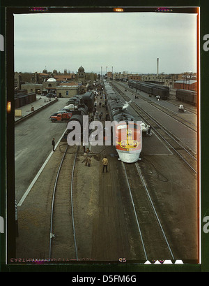 Il "Super Chief" di Santa Fe R.R. è servito presso il deposito di Albuquerque, N[ew] Mex[ico]. La manutenzione di questi canne per il diesel richiede cinque minuti (LOC) Foto Stock