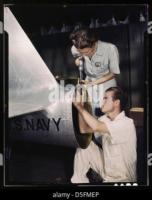 La signora Virginia Davis, una rivettatrice nel reparto di assemblaggio e riparazione della base aerea navale, supervisiona Chas. Potter, un tirocinante NYA del Michigan; Corpus Christi, Texas (LOC) Foto Stock