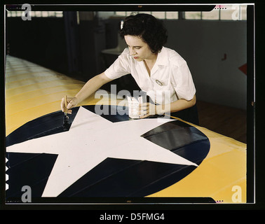 Donne di tutti i campi si sono unite all'esercito di produzione, Corpus Christi, Texas. La sig.ra Grace Weaver, un'operatrice della base aerea navale e un insegnante di scuola prima della guerra, sta facendo la sua parte per la vittoria con il suo fratello che è un'inscu volante Foto Stock