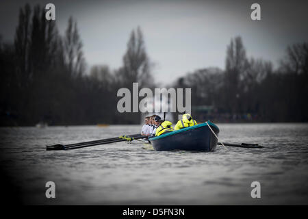 Londra, Regno Unito. Il 31 marzo, 2013. Oxford & Università di Cambridge Boat Race 2013 svoltasi sul Fiume Tamigi tra Putney e Mortlake a Londra REGNO UNITO. Oxford Blue barca:- Prua: Patrick vicino, 2: Geordie Macleod, 3: Alex Davidson, 4: Sam O'Connor, 5: Paul Bennett, 6: Karl Hudspith, 7: Costantino Louloudis, corsa: Malcolm Howard, Cox: Oskar Zorrilla. Cambridge barca blu:- Prua: Grant Wilson, 2: Milano Bruncvik, 3: Alex Fleming, 4: Ty Otto, 5: George Nash, 6: Steve Dudek, 7: Alexander Scharp, corsa: Niles Garratt, Cox: Henry Fieldman. Foto Stock