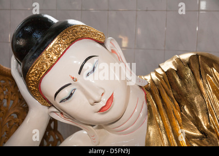 Volto del piccolo Buddha reclinato in una sala di preghiera, Pagoda Chaukhtatgyi, Yangon (Rangoon), Myanmar (Birmania) Foto Stock