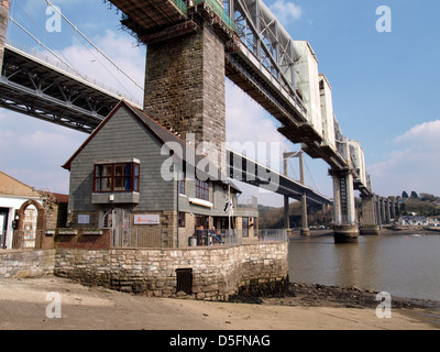 Ashtorre Rock, un centro comunitario al piano di sopra e una caffetteria al piano terra sotto Isambard Kingdom Brunel la Royal Albert bridge Foto Stock