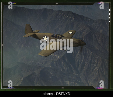 P-51 'Mustang' fighter in volo, Inglewood, California, il 'Mustang', costruito dalla North American Aviation, Incorporated, è l'unico combattente costruito in America usato dalla Royal Air Force of Great Britain (LOC) Foto Stock