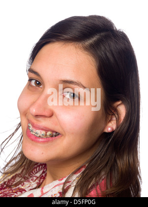 Headshot ritratto di sorridente giovane donna con bretelle dentali Foto Stock